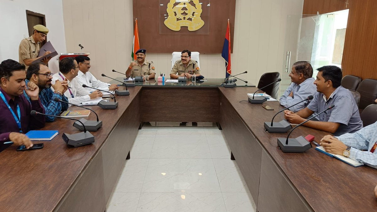 bijnorpolice's tweet photo. #SP_ @bijnorpolice, @DrPravinRanjan #SPCity द्वारा पुलिस लाइन सभागार कक्ष में जनपद बिजनौर के बैंक प्रबंधको के साथ मासिक गोष्टी की गई। गोष्ठी में बैंकों के एलडीएम, कैश वैन, ड्राइवर व कैश वैन के साथ जाने वाले व्यक्तियों को कैश से संबंधित सुरक्षा हेतु दिशा निर्देश दिए गए।
#UPPolice https://t.co/ge4wQOcs93