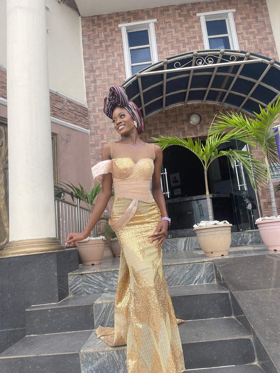 Nurse_Kanye's tweet photo. 24k GOLD SKIN IN A GOLD DRESS! How I showed up to my brother's wedding 😍 #firstoutfit
Asoebi: @ome_fabrics 🙌 https://t.co/4QwljdwKbS