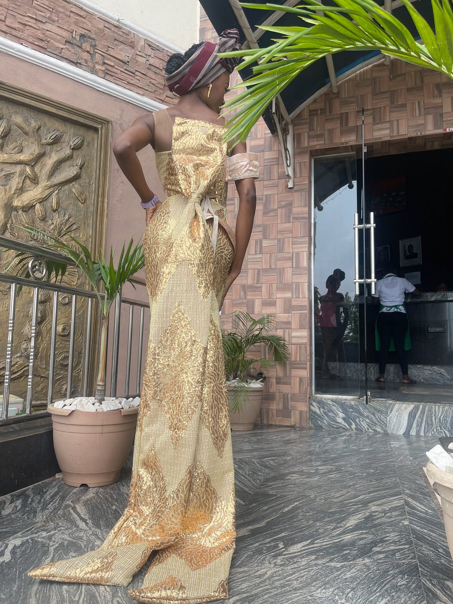 Nurse_Kanye's tweet photo. 24k GOLD SKIN IN A GOLD DRESS! How I showed up to my brother's wedding 😍 #firstoutfit
Asoebi: @ome_fabrics 🙌 https://t.co/4QwljdwKbS