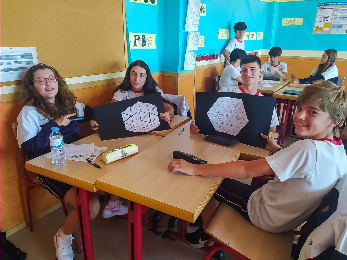 ColegioGaudem's tweet photo. En la clase de matemáticas de 3º de la #ESO estamos aprendiendo las fracciones a base de juegos, en esta ocasión a través de un puzle 📚🔝 De esta manera, hacemos la materia más divertida 🤩

#ColegioGaudem > #UnProyectoSingular en #Madrid #Barajas #ComunidadSorda #LenguaDeSignos https://t.co/9S3mli25n4