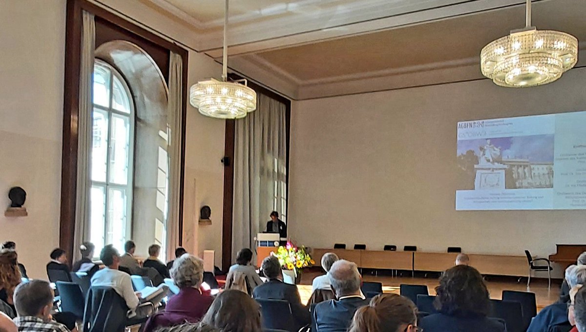 "Humanitäre Perspektive bildet nach wie vor blinden Fleck in ökonomischer Lehre" Grußwort <a href="/TEngartner/">Tim Engartner</a> auf 5. Jahrestagung der <a href="/GSOEBW16/">GSÖBW</a> an <a href="/HumboldtUni/">Humboldt-Universität zu Berlin</a> Engartner plädiert für Ideenreichtum, um Multi-, Inter- und  Transdisziplinarität zu gewährleisten #humaneökonomie <a href="/PluralEcon/">Netzwerk Plurale Ökonomik</a>