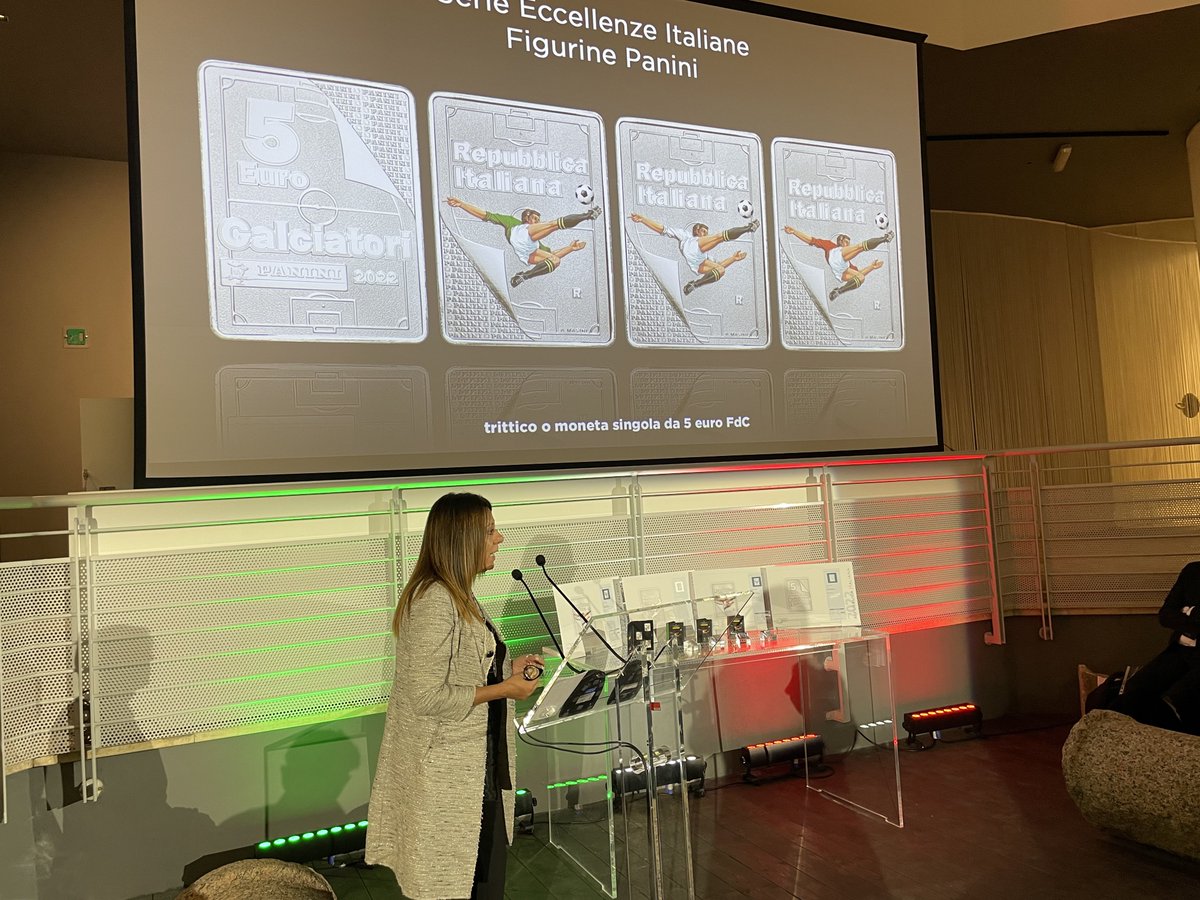 lucarallo's tweet photo. “È stata una bellissima collaborazione. Ho cercato di riprodurre in questa moneta, l’emozione di quando, da bambina, aprivo un pacchetto o incollavo una figurina” - Annalisa Masini, artista incisore della Zecca e autrice della moneta #LeEccellenze #FigurinePanini https://t.co/t009VuPPpM