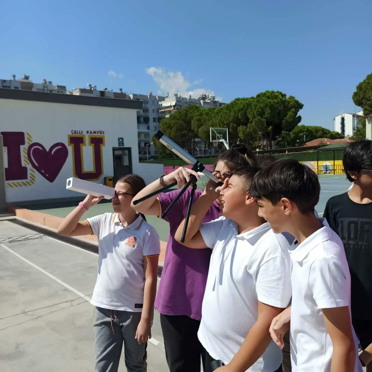 UOCalli's tweet photo. 7. Sınıf öğrencilerimiz Fen Bilimleri dersimizde kendi yaptıkları teleskoplar ile gökyüzünü gözlemdiler.🔭 #UğurluOlmak https://t.co/VYu9Ozg5R1