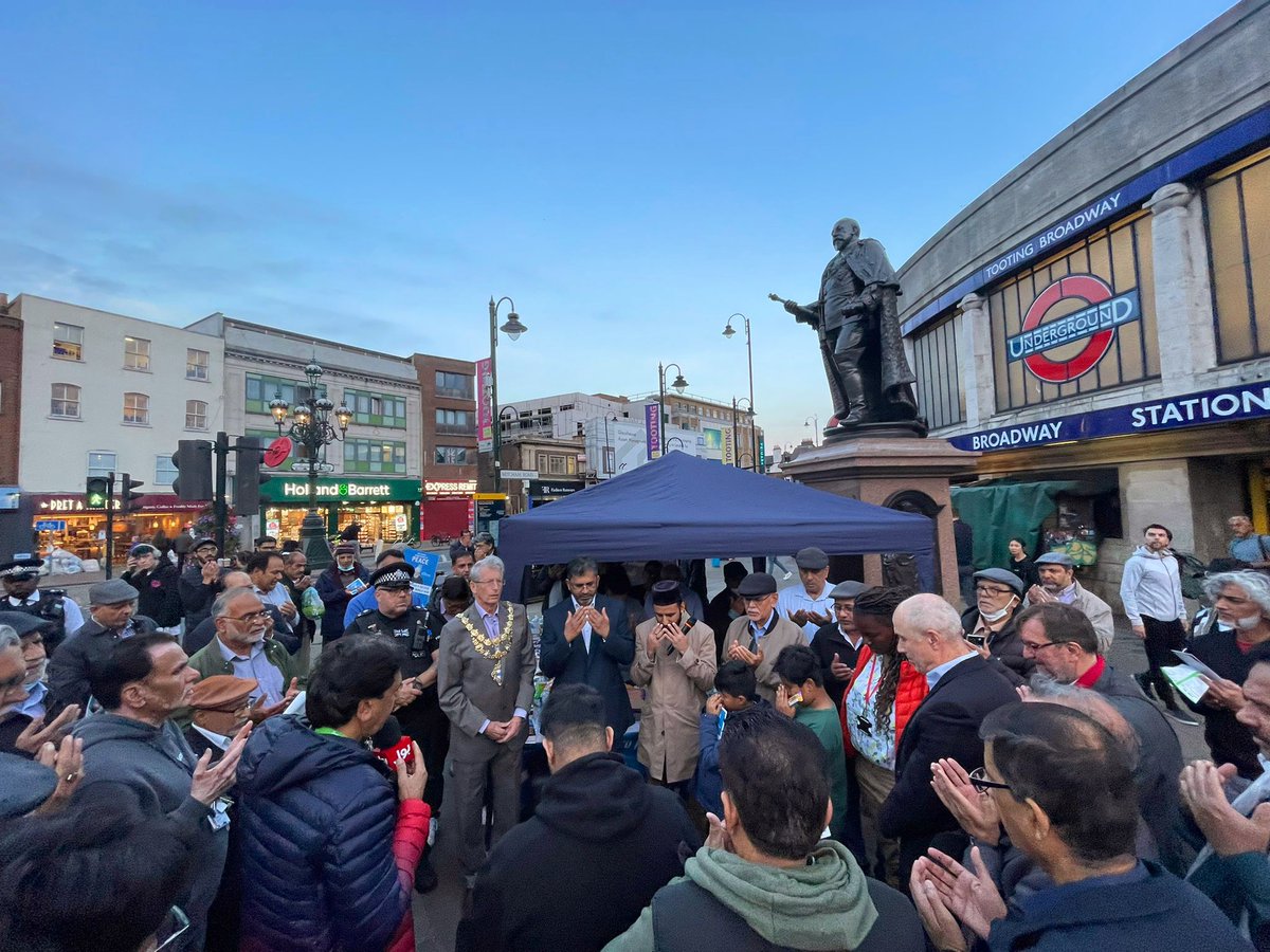 Celebrating #WorldPeaceDay with local communities outside Tooting Broadway station. In a world of diversity it becomes our duty to increase love, compassion and respect for one another. 

#InternationalPeaceDay