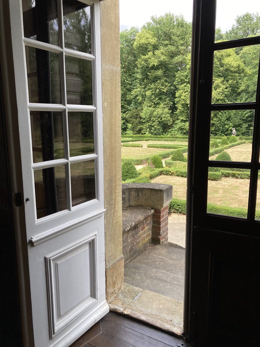 Wie es mir geht? Jetzt schon gut; ich habe mich wieder ins Klima eingeübt, qualifiziere mich täglich mehr zur Schnelläuferin, gehe ganz bequem in einem Tage nach Hülshoff oder Münster und zurück und setze alle außer Atem, die Schritt mit mir halten müssen. Qu’en dites-vous?