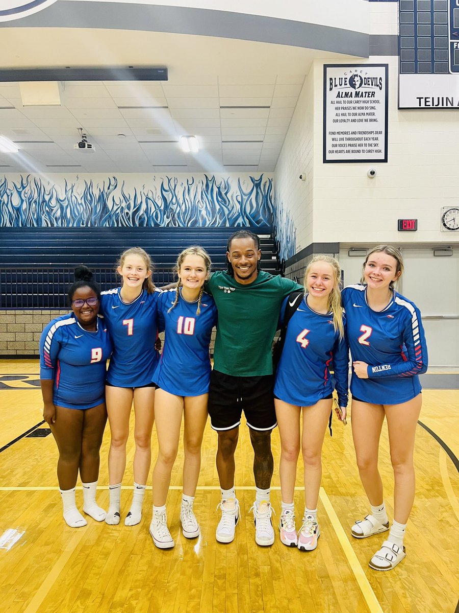 eujenks13's tweet photo. Great feeling having my son home to help out while attending his sister volleyball games. 

#safeflighthome🛫
#TeamJenkins❤️
#siblinglove💞
#WeAreLBVB💙🏐 https://t.co/AjACyZkqbk