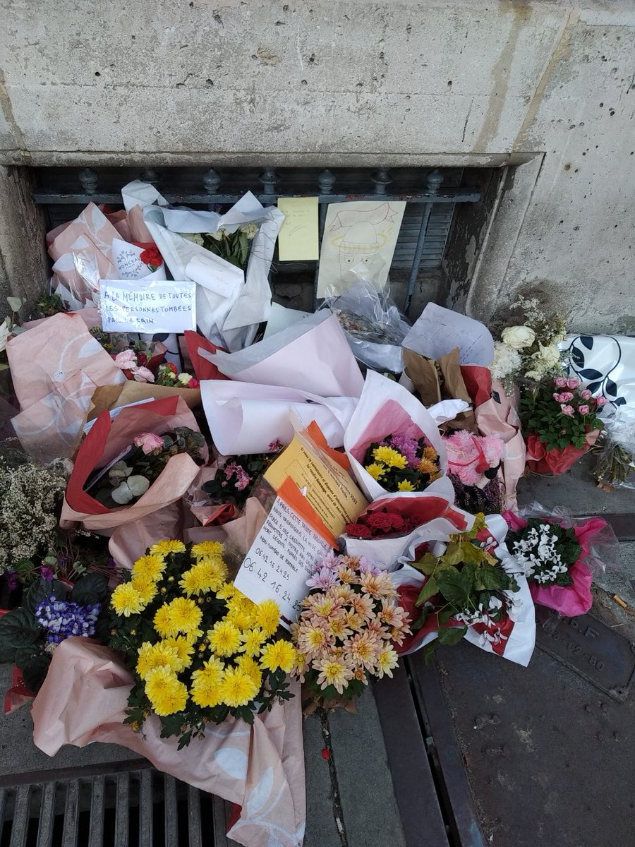rachelgva's tweet image. Vu, ce matin, dans le très chic 8ème arrondissement de Paris (avenue Van Dyck) en hommage à un SDF décédé. A noter le mot qui dit: "A LA MÉMOIRE DE TOUTES LES PERSONNES TOMBÉES PAR LA FAIM" 😥💔✊