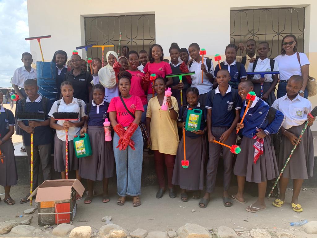 The fantastic sessions of Super #WASH advocate in Africa <a href="/Maggyshao/">Magdalena Shao</a> from <a href="/muhimbiliuniver/">Muhimbili University</a> at Ukwamani secondary school,Kawe Dsm 🇹🇿with <a href="/tawahtz/">tawahtz</a> done👇
1.Orientations of WASH club 
2.Joint Cleaning of the toilets
3.Provision of cleaning equipment 
<a href="/jokateM/">Jokate Mwegelo</a> <a href="/Udadisi/">UDADISI</a> <a href="/tonytogolani/">Togolani Mavura</a>
