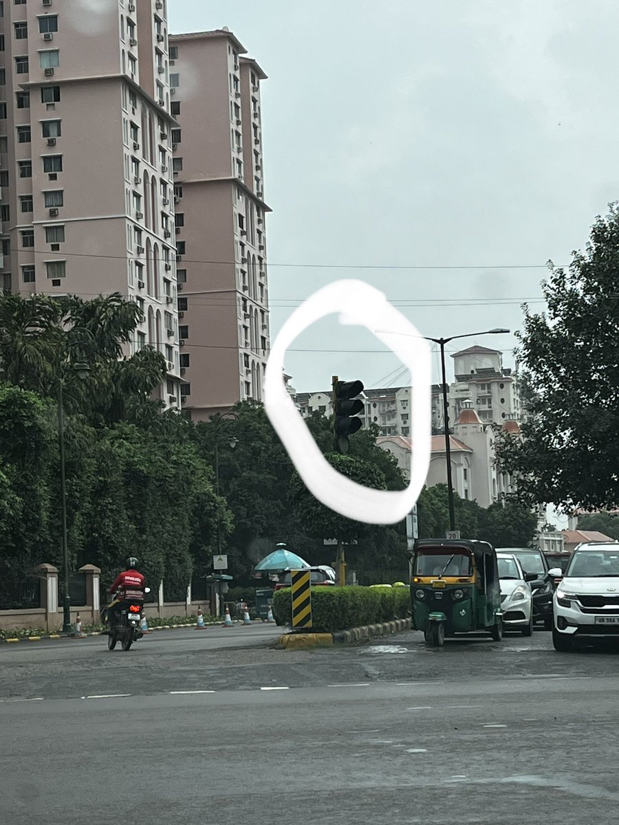 tulikazoom's tweet photo. @TrafficGGM please fix the traffic signal at DLF phase 5 horizon and club drive intersection. One of the traffic signal pole is tilted and facing in wrong direction. Making it difficult to know when it’s green. https://t.co/7ZbyXMdnvy