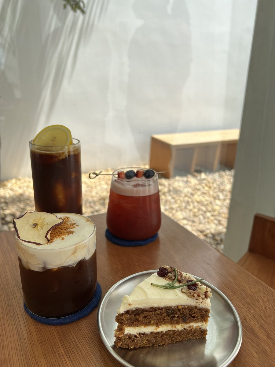 foodtellers's tweet photo. Qoofe สระบุรี | ร้านคาเฟ่โทนขาว เกาหลีเกาใจสุด น่ารักมากกกกก เครื่องดื่มโอเค มีทั้งชาและกาแฟให้เลือก ขนมก็อร่อยค่ะ ร้านตั้งอยู่ข้างปั๊มเชลล์นะคะ @aroii #อร่อยบอกต่อ #อร่อยนะรู้ยัง https://t.co/ixHgdSCWEW