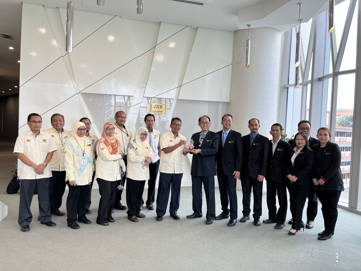JKRElektrik's tweet photo. Lawatan Kerja Cawangan Elektrik Negeri Sarawak Ke @JKRElektrik yang diketuai oleh Penolong Pengarah (Elektrik) JKR Sarawak telah diadakan pada 21 September 2022. Lawatan ini bertujuan sebagai strategik untuk memantapkan kerjasama dan perkongsian pengetahuan teknikal. https://t.co/wP8ueyVrK5