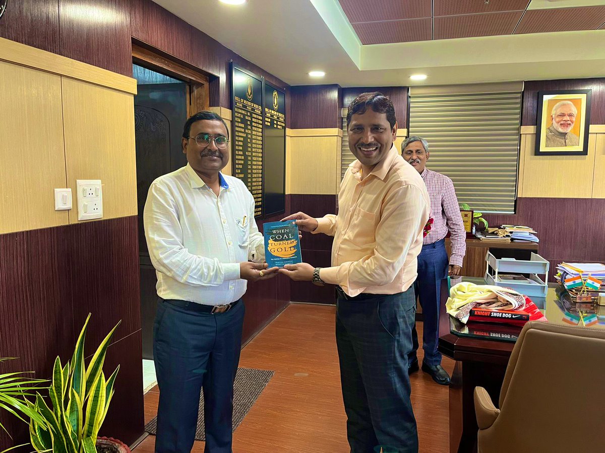 CCLRanchi's tweet photo. Shri P.M. Prasad, CMD CCL along with Shri P.K.Mishra, Dir (Fin) felicitated Shri Manish Kumar HoD(EE), CCL on his appointment as Director (Pers), @NCL_SINGRAULI 

A proud moment for #TeamCCL. 

Congratulations and best wishes to Shri Kumar. https://t.co/viPZ8xnGSt