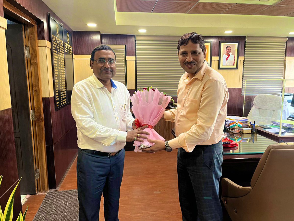 CCLRanchi's tweet photo. Shri P.M. Prasad, CMD CCL along with Shri P.K.Mishra, Dir (Fin) felicitated Shri Manish Kumar HoD(EE), CCL on his appointment as Director (Pers), @NCL_SINGRAULI 

A proud moment for #TeamCCL. 

Congratulations and best wishes to Shri Kumar. https://t.co/viPZ8xnGSt