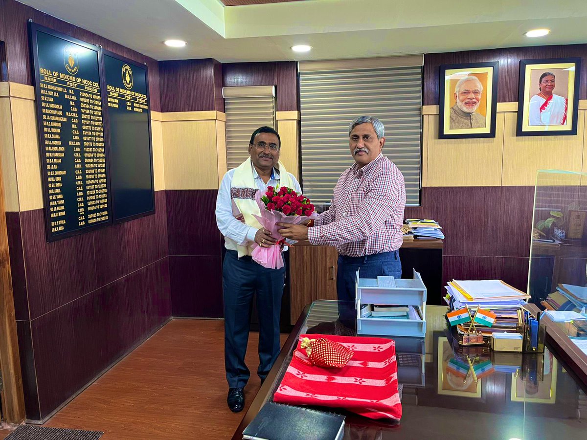 CCLRanchi's tweet photo. Shri P.M. Prasad, CMD CCL along with Shri P.K.Mishra, Dir (Fin) felicitated Shri Manish Kumar HoD(EE), CCL on his appointment as Director (Pers), @NCL_SINGRAULI 

A proud moment for #TeamCCL. 

Congratulations and best wishes to Shri Kumar. https://t.co/viPZ8xnGSt