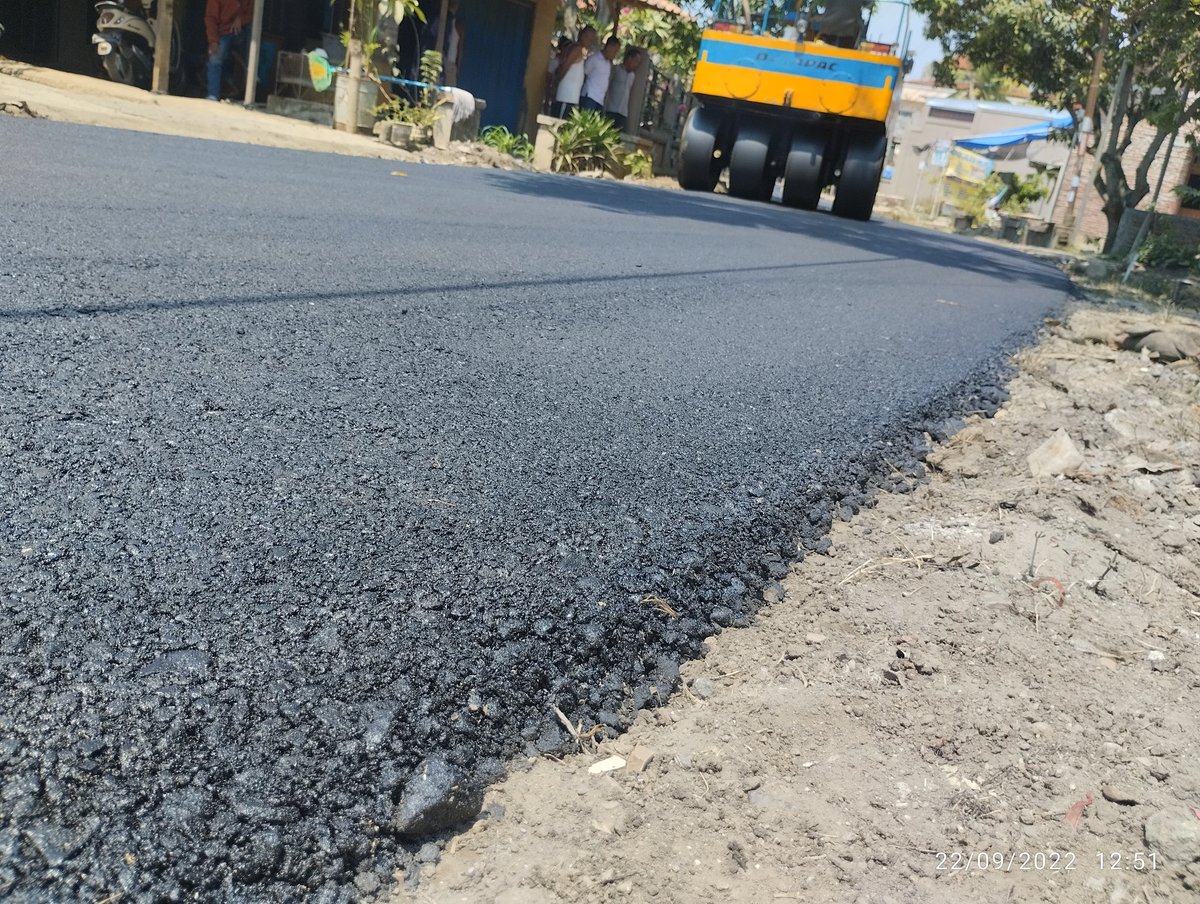 Mujebro_'s tweet photo. Alkhamdulillah... Proses pengaspalan di Desa Samong Kecamatan Ulujami Kabupaten Pemalang dalam pengerjaan.

mhon agar di pantau pengerjaannya agar sesuai KELAS JALANnya (SNI).

@DPUTR_Pemalang 
@Mansur_Hidayat2
@ganjarpranowo 

#jalancantik
#jalanmulus
#ekonomilancar https://t.co/I1FBtA0LtY