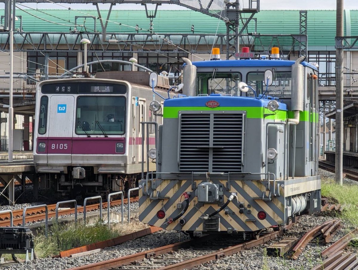 Rail_Channel's tweet photo. #8105F 廃車回送。羽生では前回の #8113F と同じく、7000系 #7002F(#8500系 #8609F)と並びました
#8000系 #半蔵門線 #田園都市線 #スカイツリーライン #伊勢崎線 #秩父鉄道 https://t.co/FoO1HZPzMl