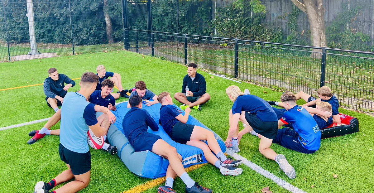 CAVC_Rugby's tweet photo. Really enjoying @benthomas_77 approach to his new coaching role, he’s getting the best from his Backline with a smile on everyone’s face. Following in @DanFish15 footsteps making hard work and player devlopment enjoyable. #HighChallenge #HighSupport https://t.co/IplbxUZHvj