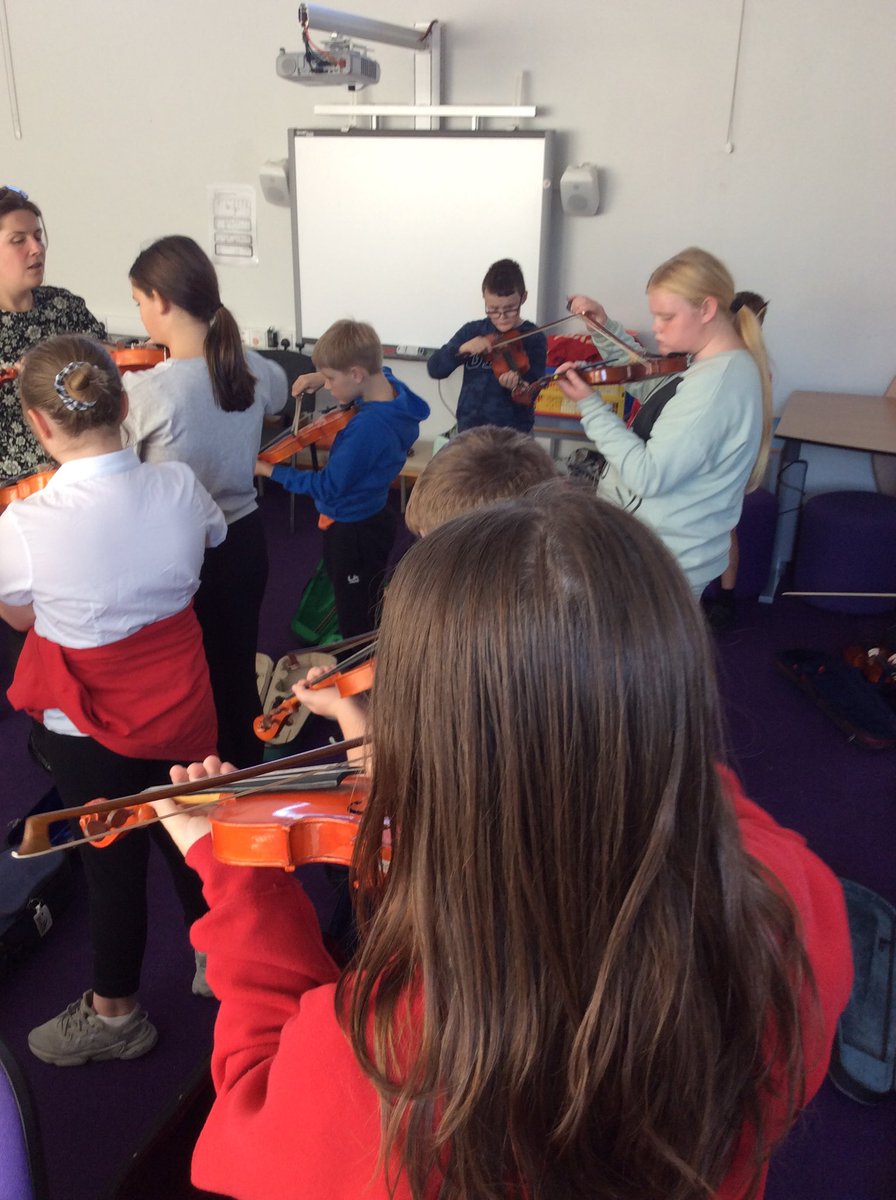 MissLeckeyBB's tweet photo. Primary 7/6 enjoyed learning new skills on the violin today. Hopefully we will be use these skills to play a tune soon. @BrambleBraeSch #music #expressyourself https://t.co/vjMrI7lm9n