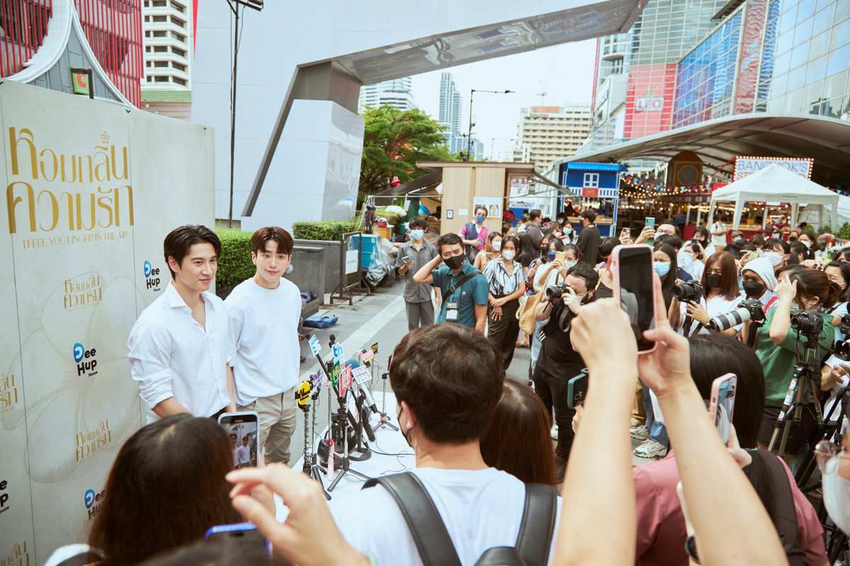 DeeHupHouse's tweet photo. ภาพบรรยา��าศงาน #บวงสรวงหอมกลิ่นความรัก แอดขอเป็นตัวแทนขอบคุณทุกคนที่มาร่วมให้กำลังใจพวกเราในวันนี้ และรอติดตาม #.Pilotหอมกลิ่นความรัก ในวันที่ ๒ ตุลาคมนี้กันด้วยน้า

🎬 https://t.co/xmCAJeQbAl

#DeeHupHouse
#หอมกลิ่นความรัก
#IFeelYouLingerInTheAir https://t.co/nonExKqOgo
