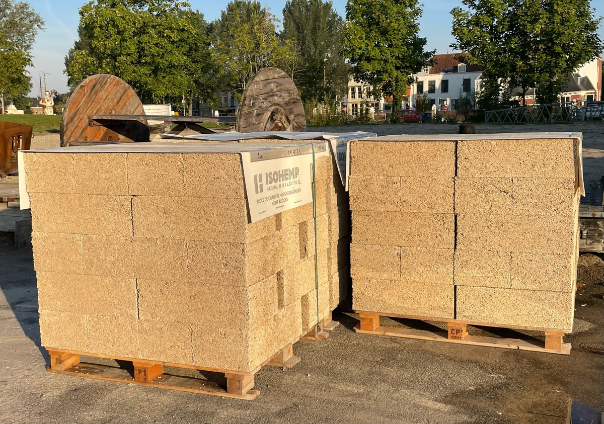 GOUDasfalt's tweet photo. Bouwen met hennepblokken biedt veel voordelen. Het materiaal werkt zowel warmte- als geluidsisolerend, het is vochtregulerend én duurzaam. Vandaag zijn de blokken geleverd voor een aanbouw aan het paviljoen. Het bouwteam kan weer verder 💪🏽 https://t.co/EdNPtVm1Fu