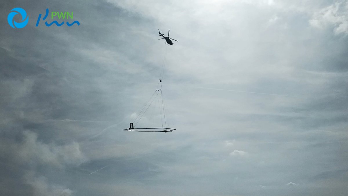 Waternet's tweet photo. Voor het #drinkwater in de toekomst voerden we samen met @PWNwaternatuur bodemonderzoek uit in het duingebied. Niet op de grond, maar vanuit de lucht met een #helikopter met een hoepel eronder 🚁 We hebben er een mooie #video van gemaakt, kijk via https://t.co/kTvvP05BOd #RTgraag https://t.co/LcNekMt5Yk