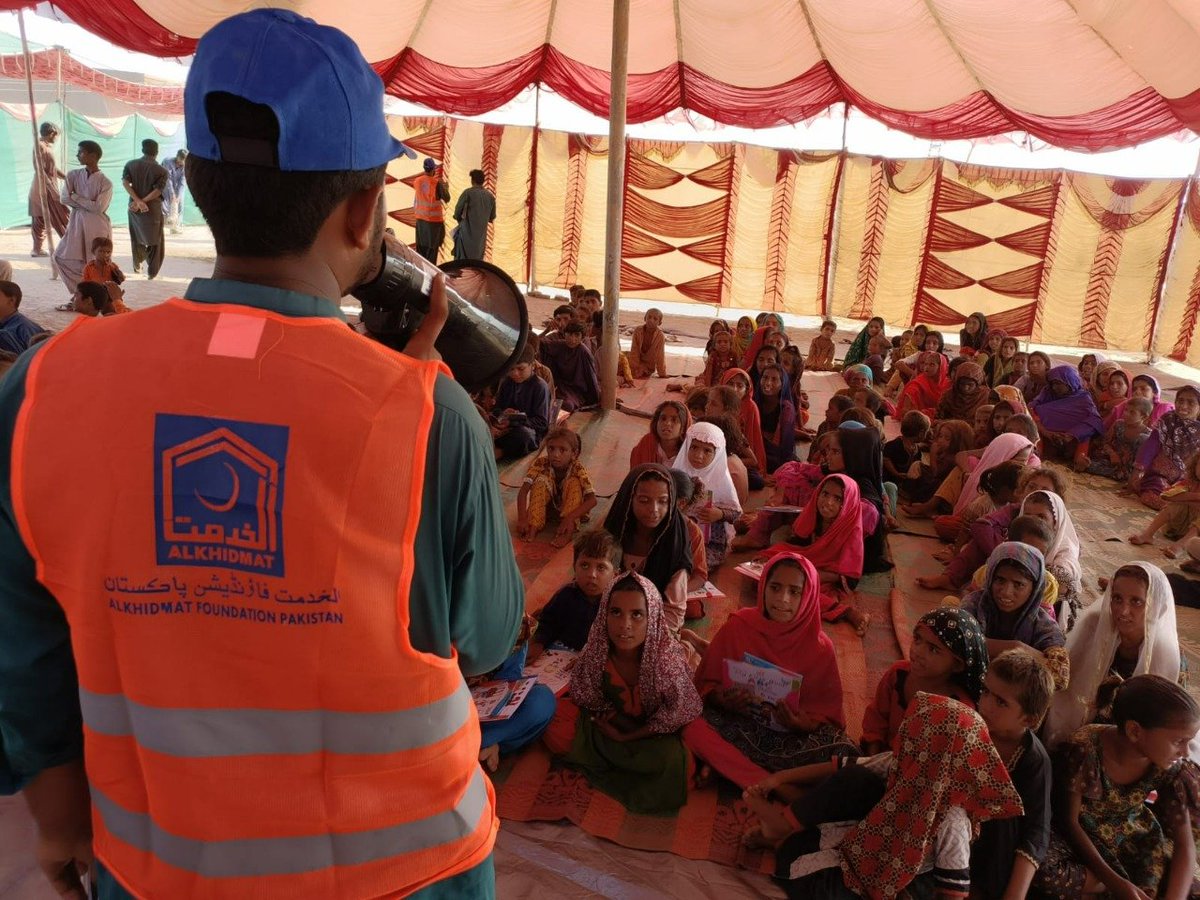 AlkhidmatOrg's tweet photo. 📍 Dadu, Sindh 🇵🇰
If we want to change the world, education is the supreme way! 
#Alkhidmat has set up temporary schools for the flood-affected children, for their minds’ enlightenment as their schools had been swamped by the #flood water.
#AlkhidmatFloodRelief https://t.co/pEakX4okxm