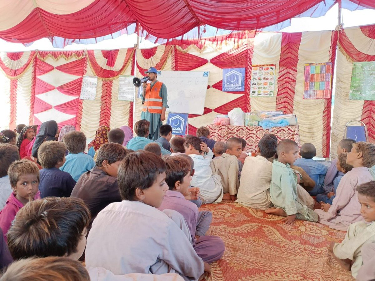 AlkhidmatOrg's tweet photo. 📍 Dadu, Sindh 🇵🇰
If we want to change the world, education is the supreme way! 
#Alkhidmat has set up temporary schools for the flood-affected children, for their minds’ enlightenment as their schools had been swamped by the #flood water.
#AlkhidmatFloodRelief https://t.co/pEakX4okxm
