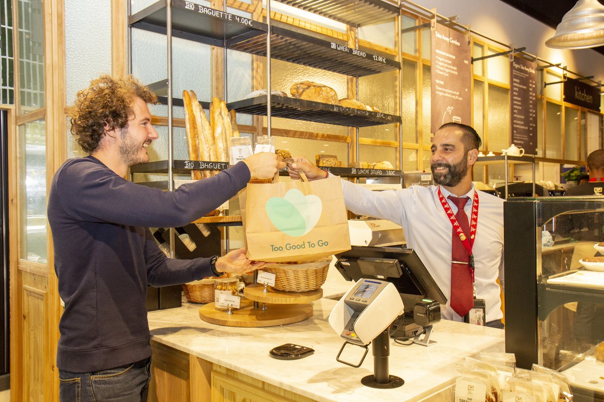 GraylingPR_be's tweet photo. Congratulations to @AutogrillBE and @TooGoodToGo_BE with their collaboration at @BrusselsAirport! Order your sustainable and delicious surprise bag from one of the ten stores at the airport now! 
#clientnews #autogrill #feelinggoodonthemove 
https://t.co/WrJKGMtLzD https://t.co/kdiMNQgF9j