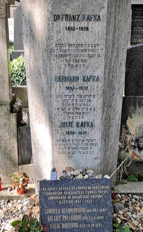 Letnapark's tweet photo. Was früher ein trennendes Band war, ist jetzt eine Mauer oder ein Gebirge oder richtiger: ein Grab. #Kafka, TB, Jan. 1922
#Ottla, Ottilie Davidová 29.10.1892 Prag – 1943 KZ #Auschwitz
#Valli Kafka, Valerie Pollak 25.9.1890 Prag – Herbst 1942, #Kulmhof
[Valli, Elli, Ottla 1898 https://t.co/BrZGwNXPwM