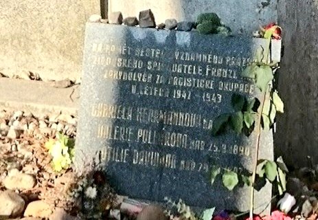 Letnapark's tweet photo. Was früher ein trennendes Band war, ist jetzt eine Mauer oder ein Gebirge oder richtiger: ein Grab. #Kafka, TB, Jan. 1922
#Ottla, Ottilie Davidová 29.10.1892 Prag – 1943 KZ #Auschwitz
#Valli Kafka, Valerie Pollak 25.9.1890 Prag – Herbst 1942, #Kulmhof
[Valli, Elli, Ottla 1898 https://t.co/BrZGwNXPwM