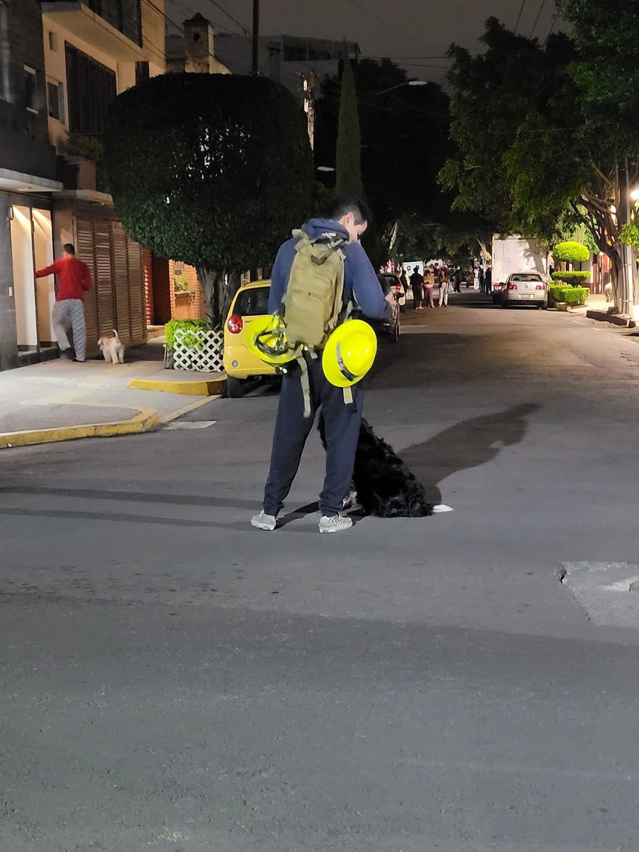 rbarriosfuentes's tweet photo. Un vecino de la colonia Portales Sur, de la @BJAlcaldia, salió con su mochila de supervivencia y casco, durante la #AlertaSismica.

Ese compa ya está en OTRO nivel. 🥺

Foto de @karelycc13 https://t.co/n3omEELfyj