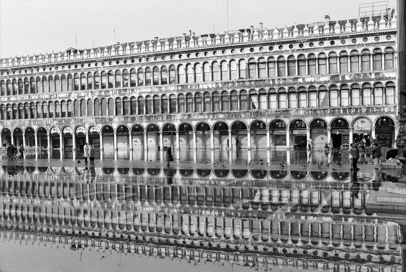 IveserVenezia's tweet photo. #riflessi #ricami 1984 
[Ferdinando Scianna] https://t.co/b9MvMPdTo0