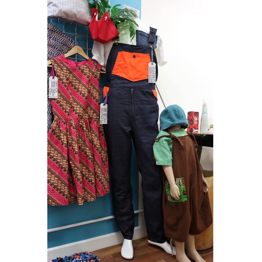 StitchedUpCoop's tweet photo. INSTORE // As part of our tenth birthday celebrations, we put together an exhibition of community makes - items that have been made from scratch, mended or upcycled by our wonderful customers and volunteers.
If you want to check it out, pop in during opening hours.
✂️🌍️👗👖♻️ https://t.co/V4HHlKL3dg