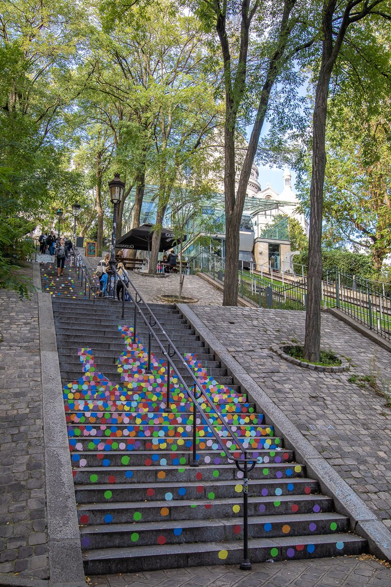 FDVMontmartre's tweet photo. En plus des élèves des écoles du 18e, l’artiste français #ojan apportera sa touche pour sa perception de l’égalité sur les 222 marches de l’escalier Foyatier. 🌞Infos et carte https://t.co/pJpI1uF4jI #FDVM2022 #fetedesvendanges #ojan #marches #streetart #montmartre #paris18 https://t.co/Ue4nJYsyTo