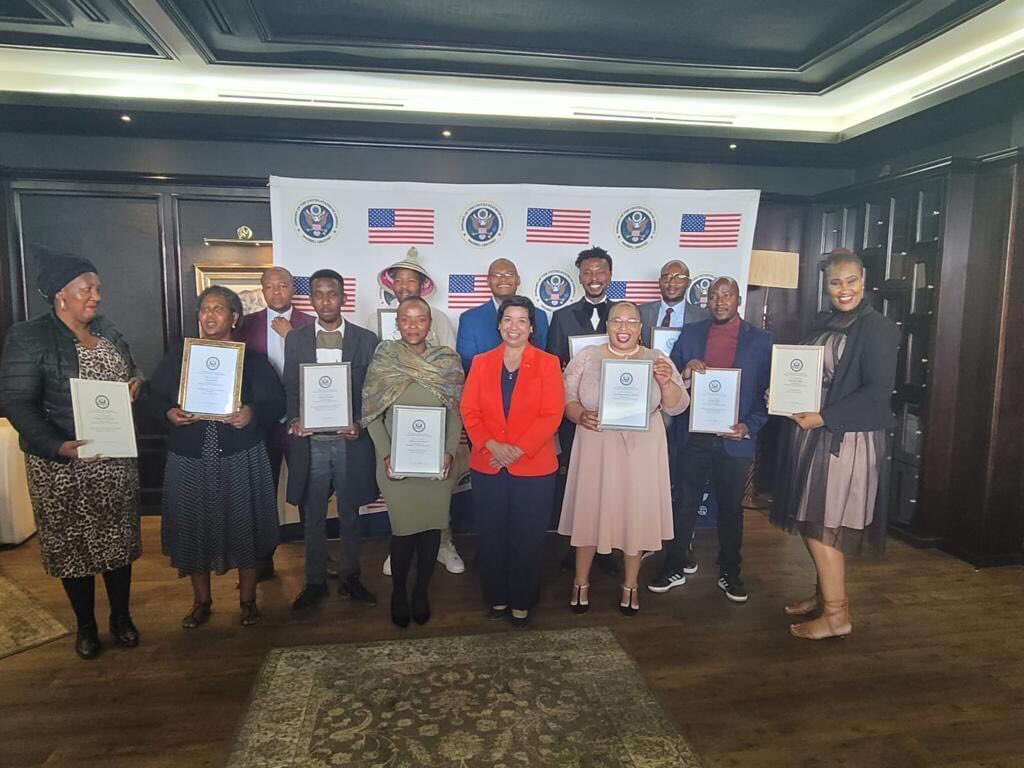 USEmbassyMaseru's tweet image. Amb Brewer recognized Lesotho’s 2020/2021 @StateIVLP participants at an awards ceremony yesterday.  More than 500 citizens of Lesotho have gone to the 🇺🇸 on U.S. government-sponsored exchange programs.  Learn more here: exchanges.state.gov/non-us