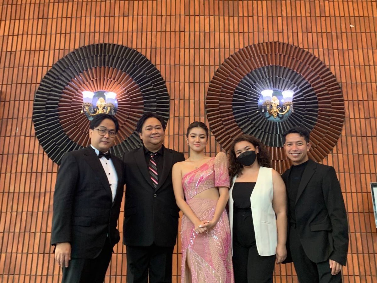 LOOK: Outstanding Asian Star awardee Belle Mariano at the red carpet of Seoul Drama Awards 2022 in South Korea. 

Belle is accompanied by ABS-CBN Head for International Production and Co-Production Ruel S. Bayani, ABS-CBN Films AdProm Head Mico Del Rosario and her team.