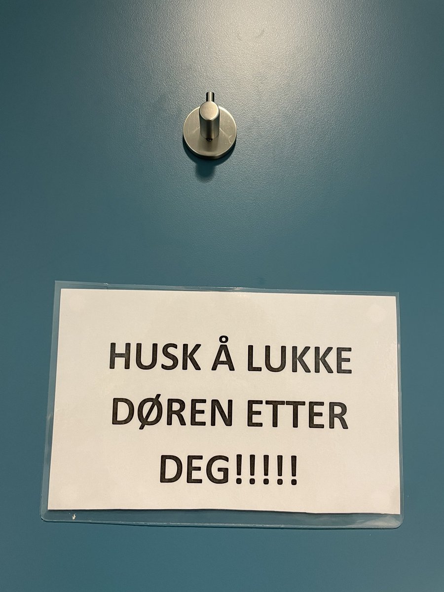ThereseHolm's tweet photo. Det finnes to typer mennesker i verden. De som tror en beskjed blir oppfattet som viktigere jo flere utropstegn de inkluderer og de som får behov for å rive ned oppslag med flere enn et utropstegn. https://t.co/VbfwpYBvGl