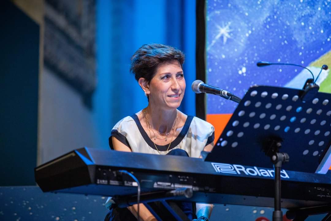 buon_vivere's tweet photo. @BlogTiasmo e @MiroAndrea in un'irresistibile seduta di auto aiuto nella serata di #BV22 in collaborazione con @IRSTDinoAmadori.
Il Festival continua...Sfoglia il programma: https://t.co/2EEpHEyRcK https://t.co/t5nU4LSWN0
