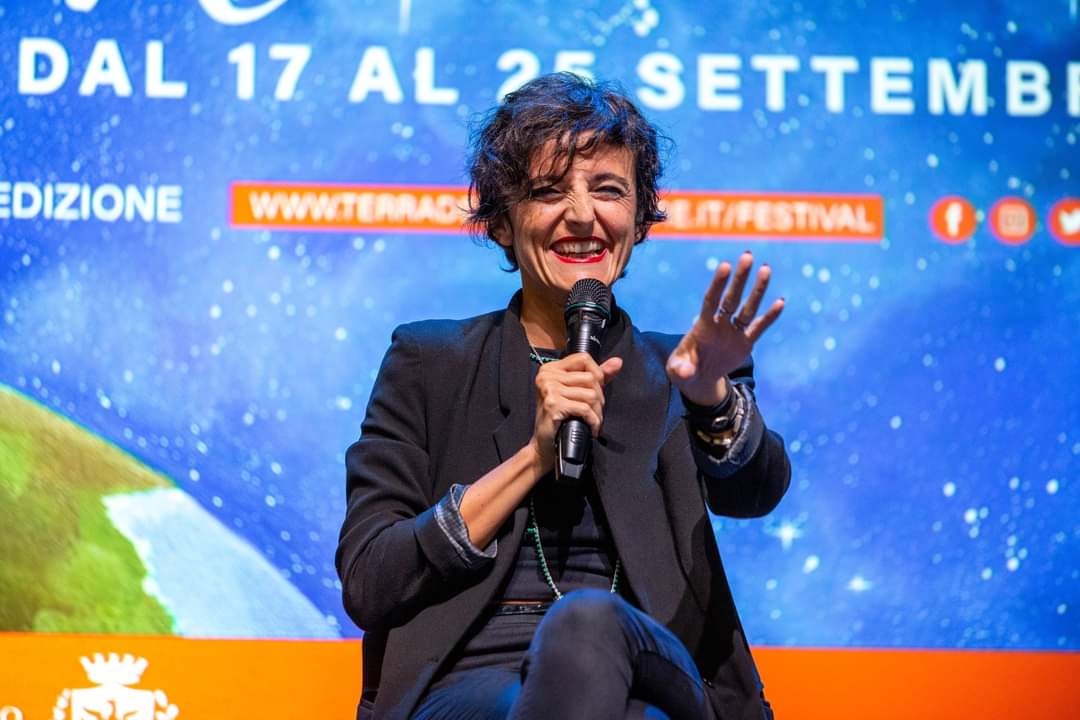 buon_vivere's tweet photo. @BlogTiasmo e @MiroAndrea in un'irresistibile seduta di auto aiuto nella serata di #BV22 in collaborazione con @IRSTDinoAmadori.
Il Festival continua...Sfoglia il programma: https://t.co/2EEpHEyRcK https://t.co/t5nU4LSWN0