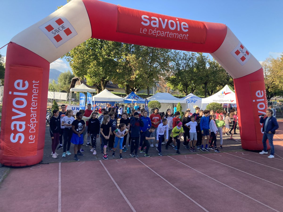 UNSS_Grenoble's tweet photo. @HeleneInsel @SavoieDepart @8montblanc Un temps fort des multiples organisations académiques @UNSS_Grenoble. Le sport scolaire #JNSS honoré par la présence de @HeleneInsel, rectrice @acgrenoble. #inclusion #partage #solidarité #bienêtre … autour de la pratique du multiactivité. Partenariat @SavoieDepart @FFHandisport https://t.co/KfXaAN5QGl