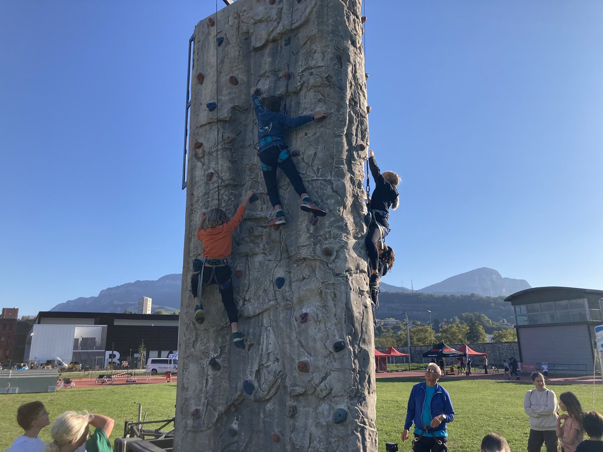 UNSS_Grenoble's tweet photo. @HeleneInsel @SavoieDepart @8montblanc Un temps fort des multiples organisations académiques @UNSS_Grenoble. Le sport scolaire #JNSS honoré par la présence de @HeleneInsel, rectrice @acgrenoble. #inclusion #partage #solidarité #bienêtre … autour de la pratique du multiactivité. Partenariat @SavoieDepart @FFHandisport https://t.co/KfXaAN5QGl