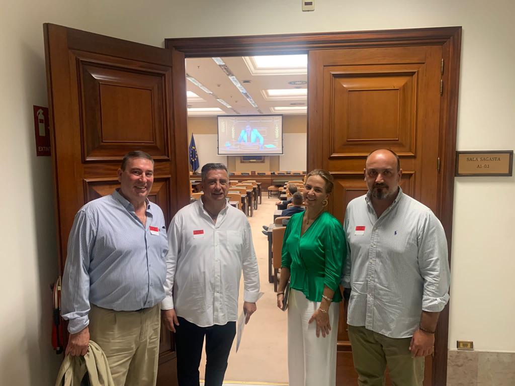#Profesionderiesgo. Ayer USEP mantuvo una reunión con <a href="/solcruzguzman/">sol cruz guzman</a> y <a href="/anadebande/">Ana Vázquez Blanco</a> en el <a href="/Congreso_Es/">Congreso</a> para seguir trabajando en el reconocimiento de la Policía Local como profesión de riesgo e inconvenientes que están surgiendo en la jubilación anticipada de P.L👮

⬇️Abrimos hilo
