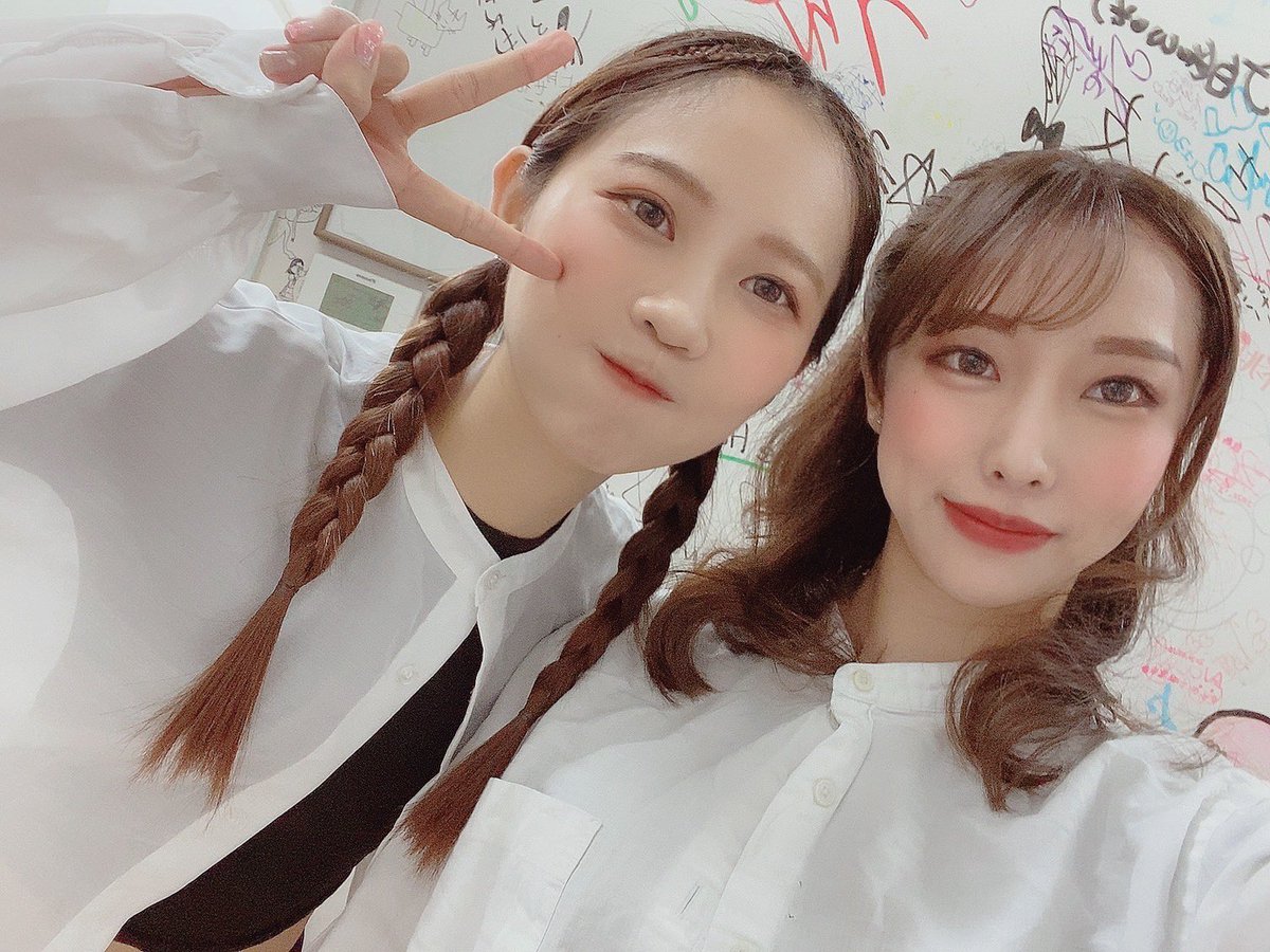 遅くなりすみません🥲
ベールズでのYOASOBI公演
出演させて頂くことになりました！

4日(火)、6日(木)、13日(木)
こちらの3日間出演します🌷
また、16日(日)の公演も出演します☺️

そういえば去年チーム推しの撮影で
あやきと私だけYOASOBI着てた時の
謎写真あるので添えときます🕊