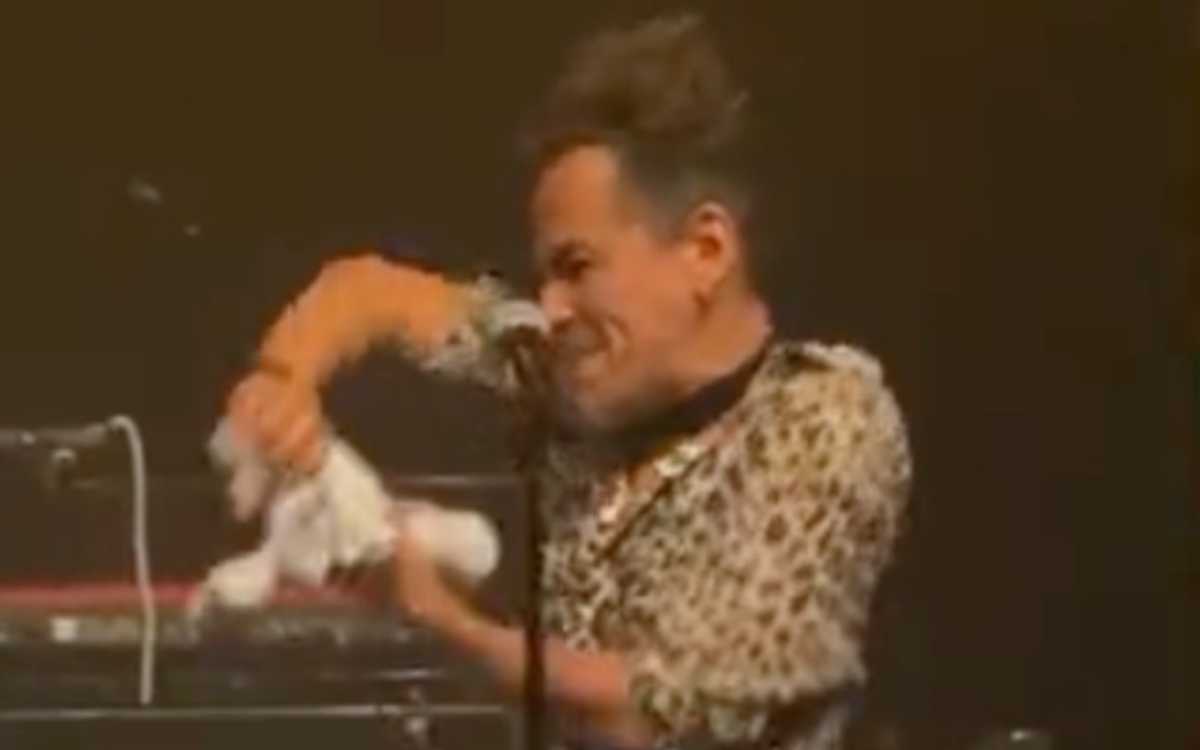 omardelatierra's tweet photo. Primero el Café Tacuba le arranca la cabeza al muñeco del Dr. Simi y tembló y ahora Dua Lipa pateó otro y vuelve a temblar. Nomás ahí se los dejo. https://t.co/yuAhFl4gJ7