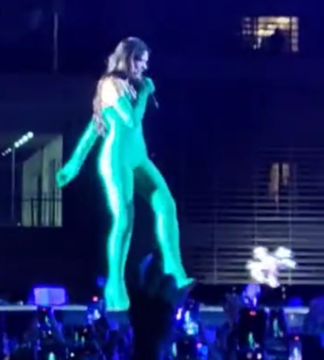 omardelatierra's tweet photo. Primero el Café Tacuba le arranca la cabeza al muñeco del Dr. Simi y tembló y ahora Dua Lipa pateó otro y vuelve a temblar. Nomás ahí se los dejo. https://t.co/yuAhFl4gJ7