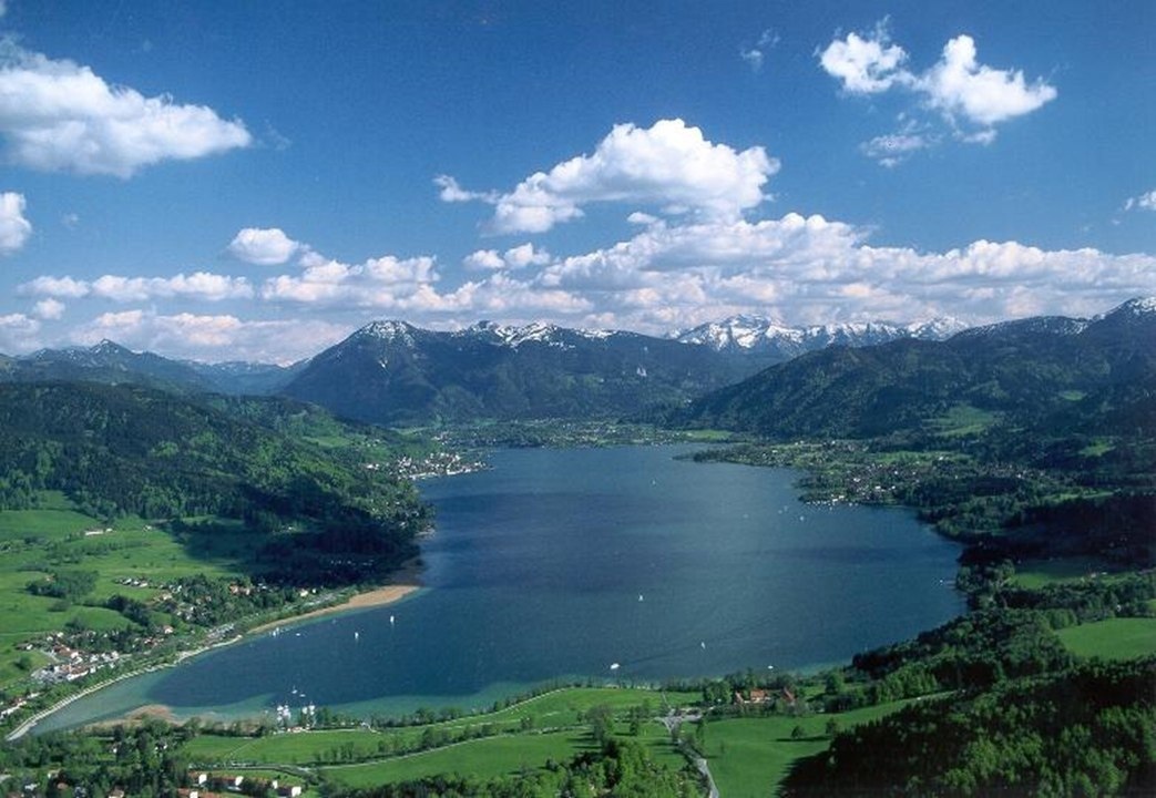 🇩🇪#Deutschland #Германия #Germany

Тегернзе (нем. Tegernsee) — озеро, расположенное в Германии, в Баварии, в предгорьях Альп. На берегу озера находятся города Тегернзе, Бад-Висзе, Гмунд. Озеро возникло около 18 000 лет назад в результате схода ледника.Озеро Тегернзее длиной 7 и ш