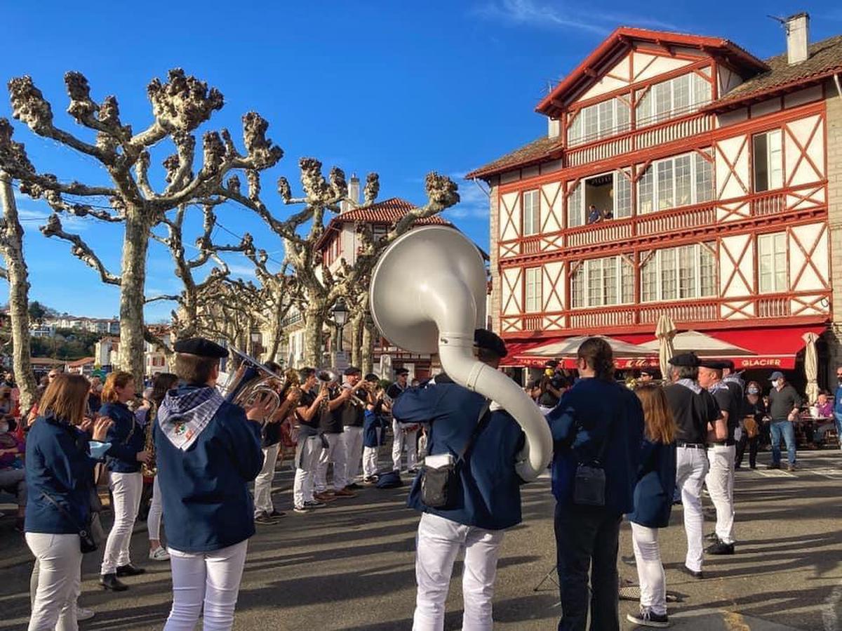 SO_Paysbasque's tweet image. Saint-Jean-de-Luz : la Kaskarot banda célèbre 40 ans de musique… et de fêtes ! sudouest.fr/pyrenees-atlan…