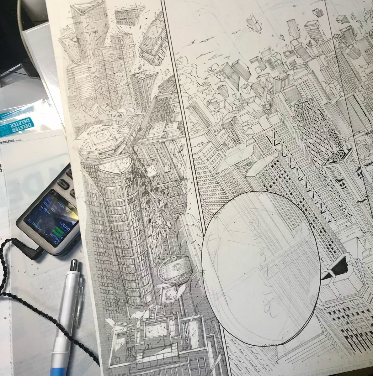 RT 4年前くらいにアフタヌーンで描いた初連載作『ダレカノセカイ』がフランスで発売されました。
漫画家なりたての頃の作品ですが、楽しんでもらえたらいいのだけど・・・やっぱりちょっと稚拙なので自分で読み返すのは恥ずかしい笑
この時期の作画は完全にアナログでしたね。