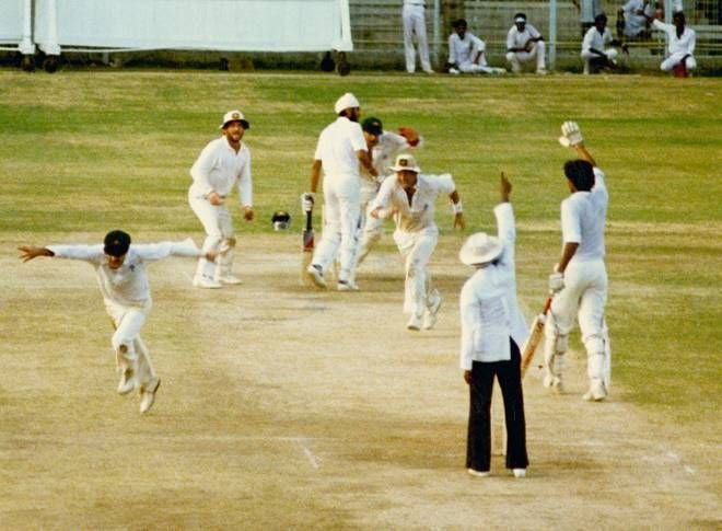 OneCricketHindi's tweet photo. आज के दिन साल : 1986 में भारत और ऑस्ट्रेलिया के बीच टेस्ट क्रिकेट के इतिहास का दूसरा टाई मुक़ाबला खेला गया था। इससे पहले वेस्टइंडीज़ और ऑस्ट्रेलिया के बीच खेला गया साल 1960 का एक मुक़ाबला टाई रहा था।
#INDvAUS #TIE #Madrastest https://t.co/NEhUmmHqbK