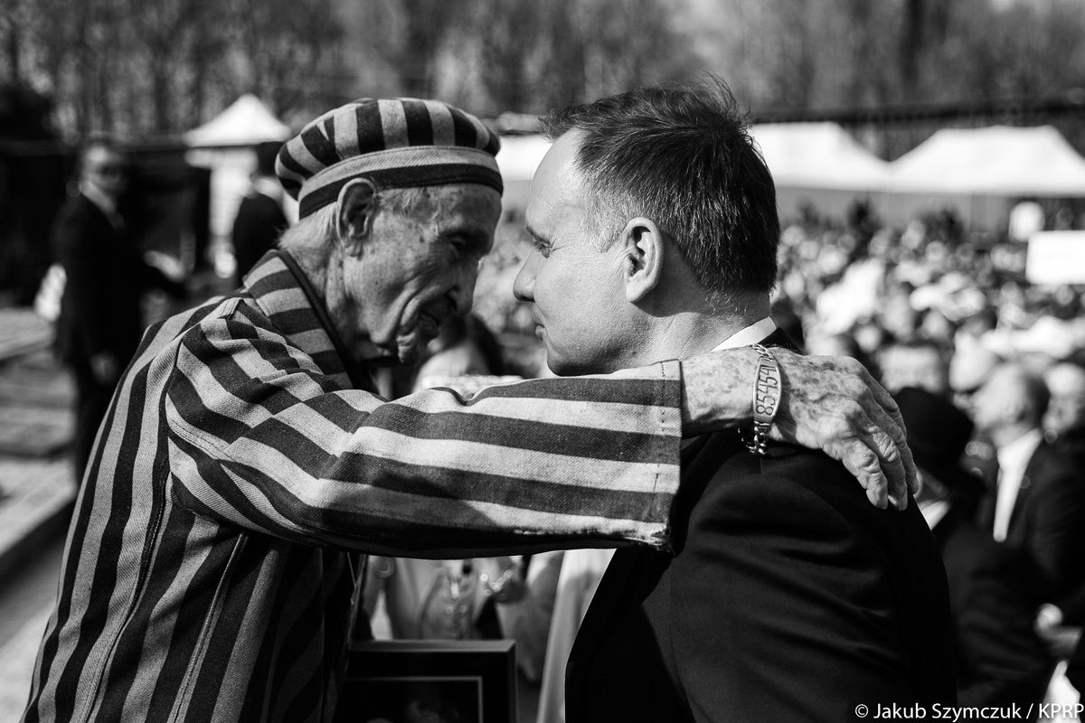 Po1Polska's tweet photo. Odszedł Pan Edward Mosberg. Ocalały z Holokaustu. W 2019 roku za wybitne zasługi w rozwijaniu polsko-żydowskiego dialogu, za upowszechnianie wiedzy o roli Polaków w ratowaniu Żydów, Prezydent RP @AndrzejDuda odznaczył Pana Edwarda Krzyżem Komandorskim Orderu Zasługi RP. Pamięć! https://t.co/TXdy16rFef